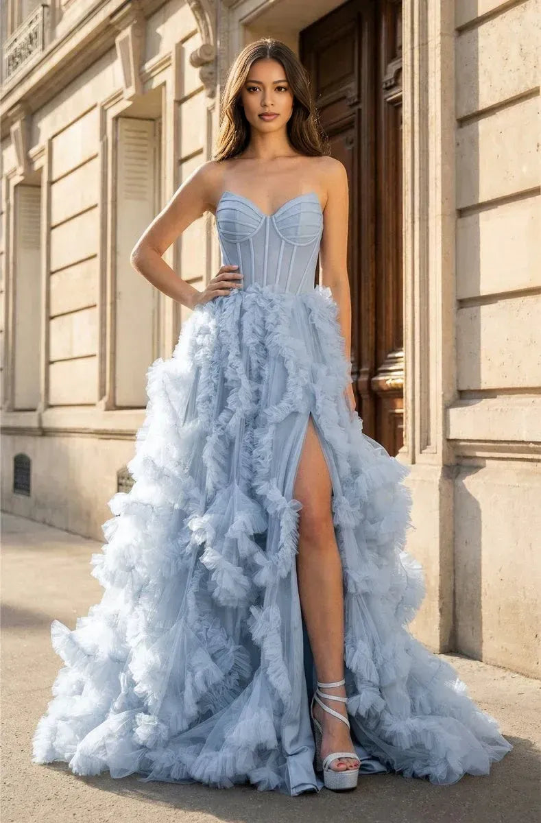 Vestido de Noche de Tul Línea A de Ensueño con Escote Corazón, sin Tirantes, Volantes, hasta el Suelo y Corsé