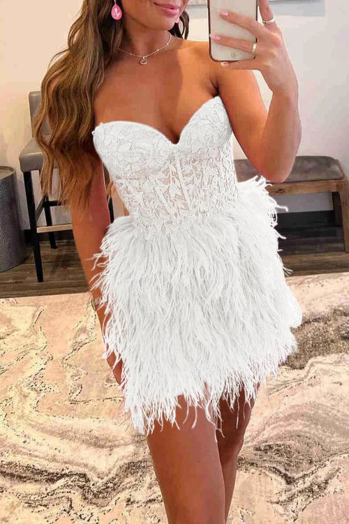 Vestido de fiesta corto ajustado con corsé, escote corazón y plumas