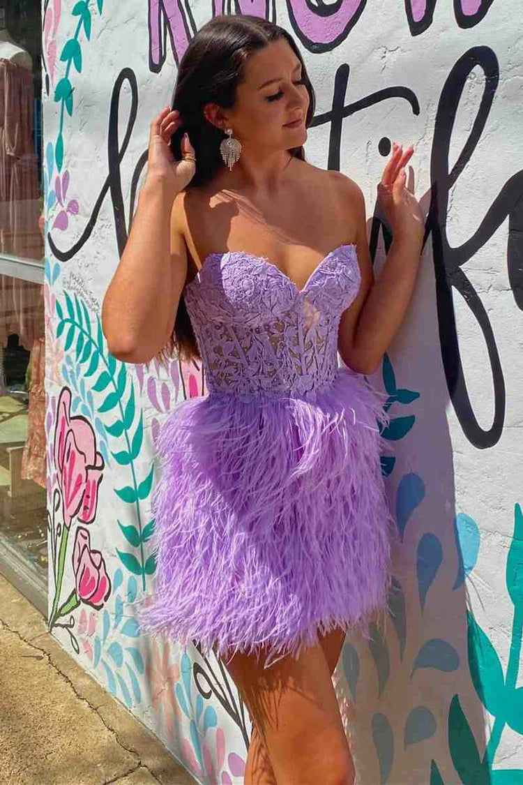Vestido de fiesta corto ajustado con corsé, escote corazón y plumas
