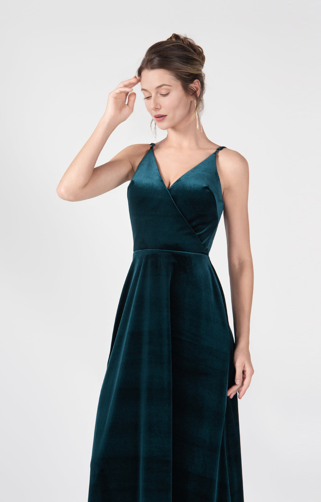 Elegante vestido de noche largo sin mangas con cuello de pico, corte en A y espalda abierta