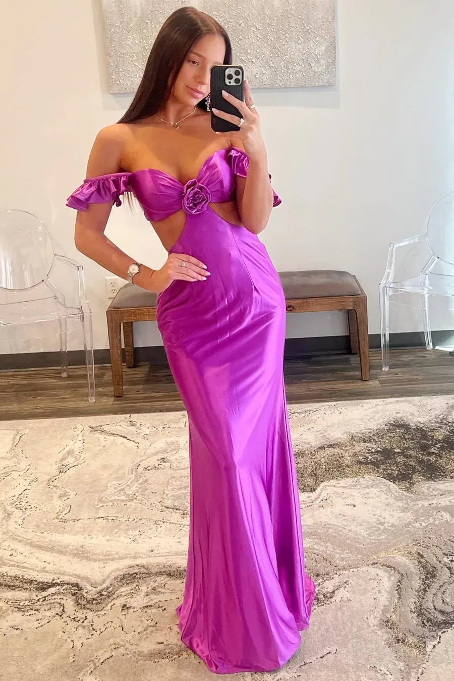Vestido de gala de satén morado vibrante con hombros descubiertos, aberturas y corte de sirena