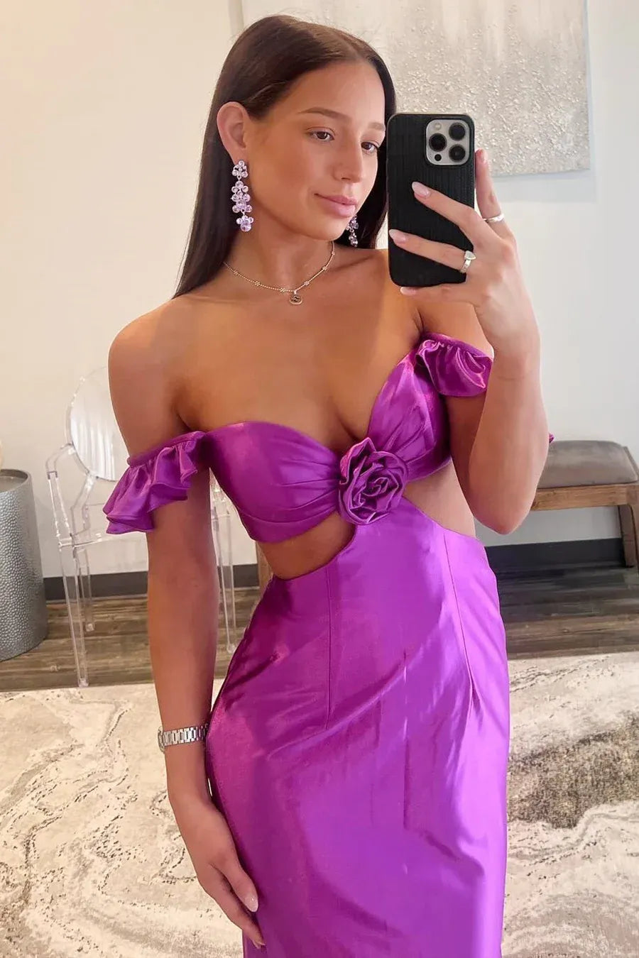 Vestido de gala de satén morado vibrante con hombros descubiertos, aberturas y corte de sirena