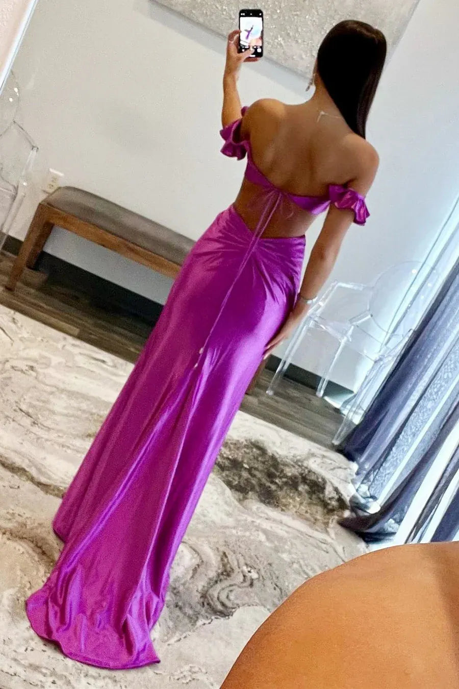 Vestido de gala de satén morado vibrante con hombros descubiertos, aberturas y corte de sirena
