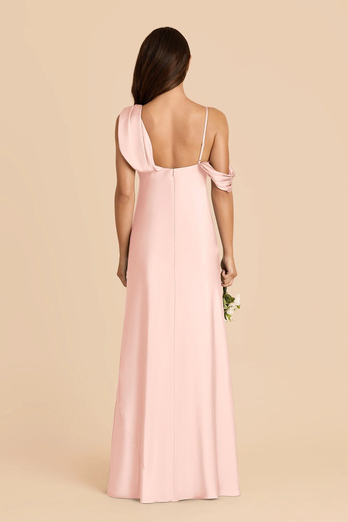 Vestido largo de dama de honor de satén tipo sirena con cuello desbocado asimétrico y hombros descubiertos